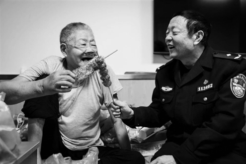 17年来,马怀龙每日穿梭在辖区大街小巷,照顾46个孤寡老人、残疾家庭和孤儿 本专题图片均由受访者提供